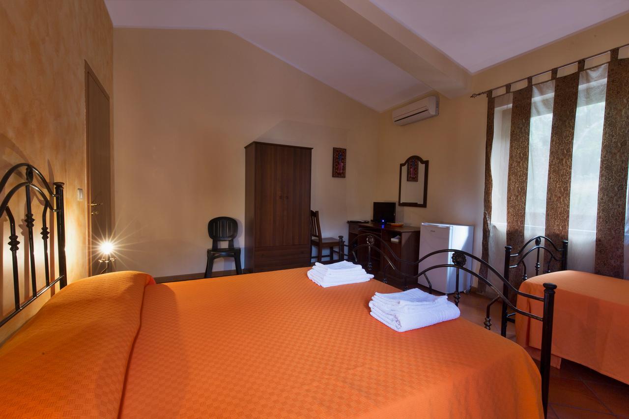Villa Turismo Rurale Il Sole Sant'Angelo di Brolo Zimmer foto