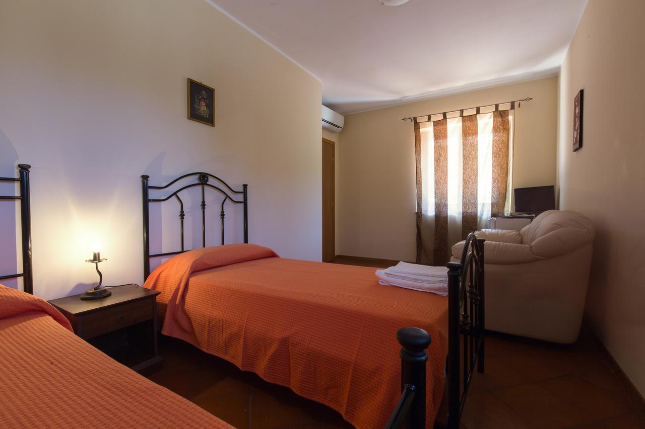 Villa Turismo Rurale Il Sole Sant'Angelo di Brolo Zimmer foto